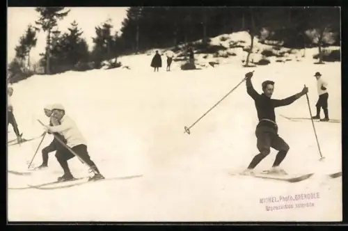 Foto-AK Urlauber auf Skiern im Schnee