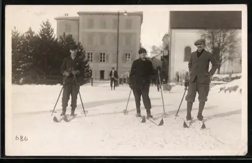 Foto-AK Drei junge Herren auf Skiern, Strassenszene