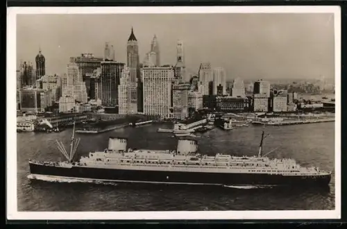 AK New York, Lloyd-Expressdampfer vor der Kulisse der Stadt