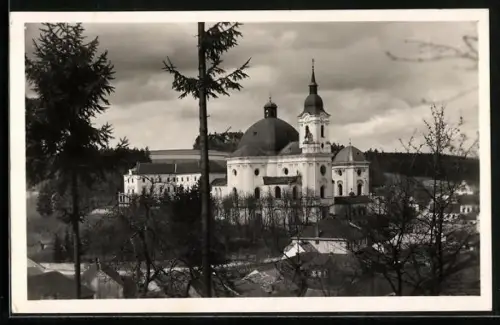 AK Krtiny u Brna, Strassenpartie mit Kirche