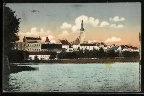 AK Tábor, Ortsansicht mit Kirche vom Wasser aus