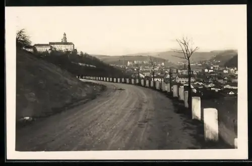 AK Náchod, Strassenpartie mit Schloss