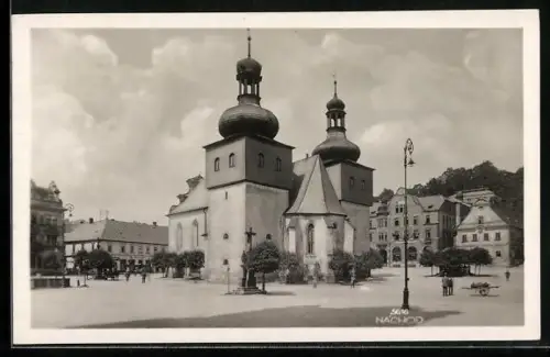 AK Náchod, Strassenpartie mit Kirche