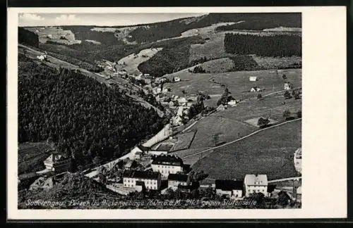 AK Petzer im Riesengebirge, Strassenpartie mit Blick gegen Stufenseite