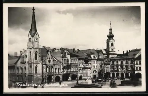 AK Trautenau / Trutnov, Platz mit Rathaus und Denkmal