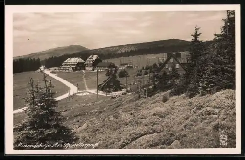 AK Spindlerpass /Riesengebirge, Panorama mit Strassenpartie