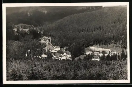 AK Bad Karlsbrunn, Ortsansicht vom Berghang aus mit umliegenden Wäldern