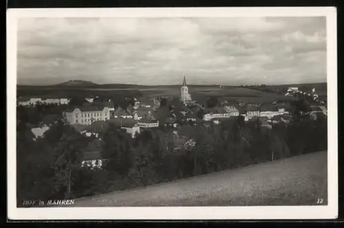 AK Hof in Mähren, Ortsansicht mit Kirche vom Feld aus