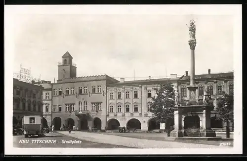 AK Neu Titschein, Stadtplatz mit Denkmal