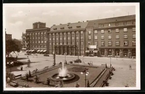 AK Mähr.- Ostrau, Bahnhostrasse mit Geschäften, Brunnen