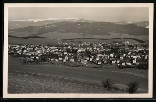 AK Mährisch Schönberg, Blick zum Ort mit Bergpanorama