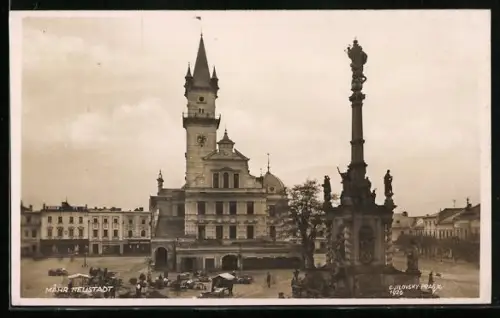 AK Mähr. Neustadt, Marktplatz mit Säulendenkmal u. Rathaus