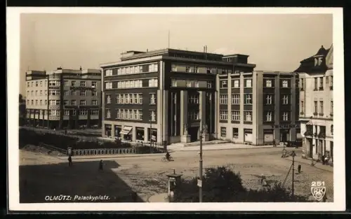 AK Olmütz, Palackyplatz mit Anlage, Statuen u. Geschäftshäusern