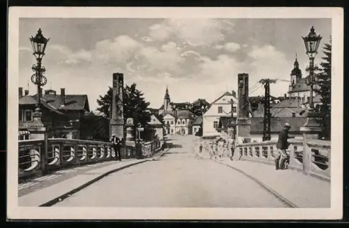 AK Mähr. Weisskirchen, Brückenpartie mit Ortspanorama