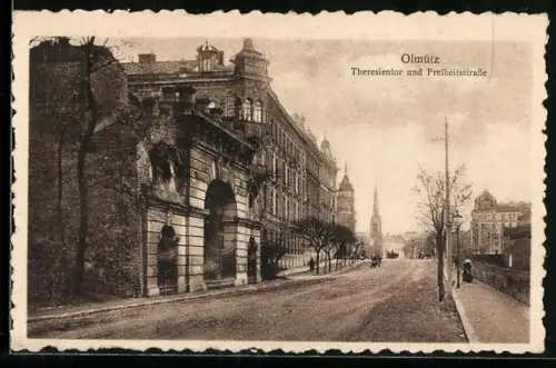 AK Olmütz, Theresientor und Freiheitsstrasse, mit Kirche