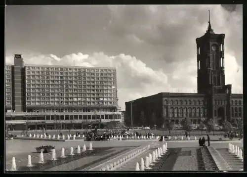 AK Berlin, Alexanderplatz, Springbrunnen-Anlage mit Haus der Mode u. Rathaus