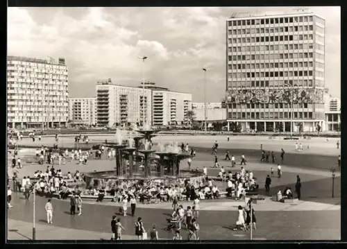 AK Berlin, Alexanderplatz, Brunnen und Hochhäuser