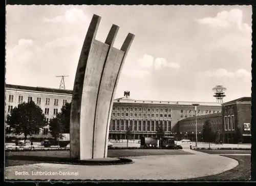 AK Berlin, Luftbrückendenkmal am Flughafen Tempelhof