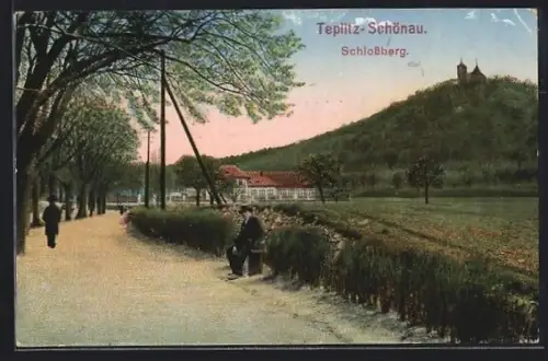 AK Teplitz-Schönau, Blick auf den Schlossberg mit Spaziergängern
