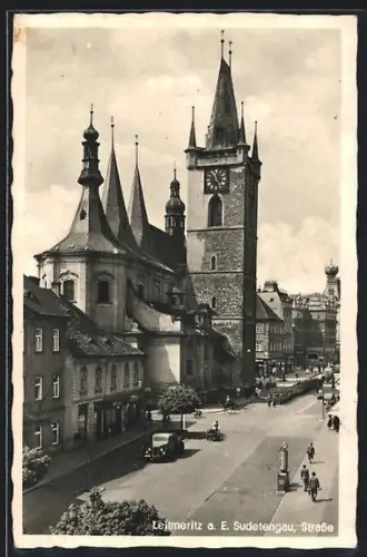 AK Leitmeritz / Litomerice, Strasse mit Kirche, Marschierende Leute, Litfasssäule