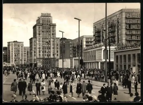 AK Berlin, Karl-Marx-Allee am 1. Mai
