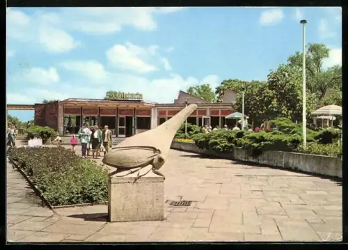 AK Berlin, HO-Grossgaststätten Tierpark-Betriebsabteilung Cafeteria, Blick über die Terrasse zur Milch-Eisbar