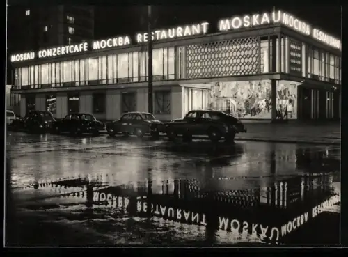 AK Berlin, Restaurant Moskau, Karl-Marx-Allee, bei Nacht