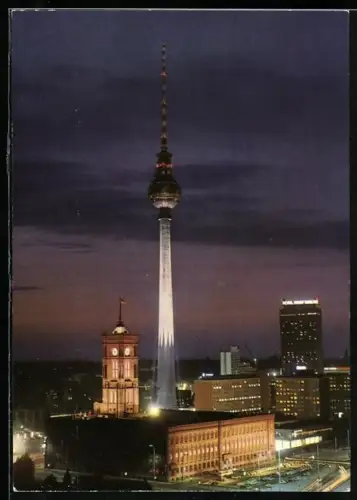 AK Berlin, Rotes Rathaus und Fernseh- und Ukw-Turm der Deutschen Post bei Nacht