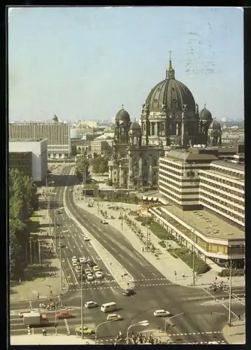 AK Berlin, Karl-Liebknecht-Strasse mit regem Verkehr