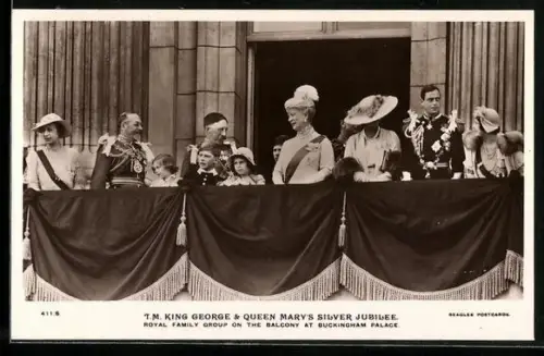 AK London, King George & Queen Mary`s Silver Jubilee, Royal family group on the balcony at Buckingham palace