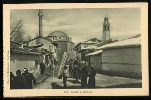 AK Mitroviza, Strassenleben mit Blick zur Moschee