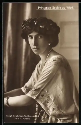 AK Prinzessin Sophie zu Wied mit schöner Perlenkette