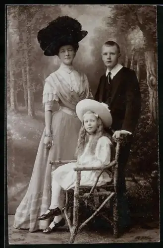 Foto-AK Prinzessin Max von Baden mit ihren Kindern