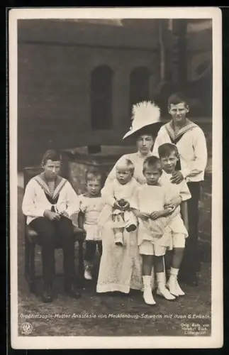 AK Grossherzogin-Mutter Anastasia von Mecklenburg-Schwerin mit ihren 6 Enkeln