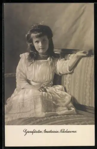 AK Grossfürstin Anastassia Nikolaewna von Russland auf einem Sofa