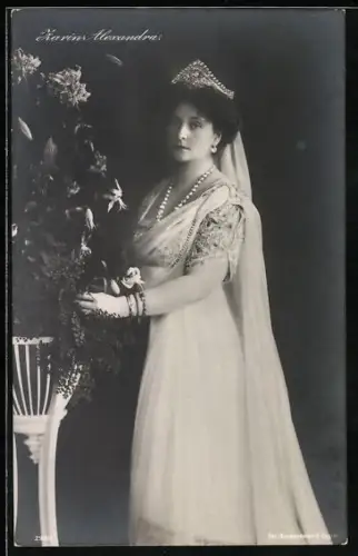 AK Zarin Alexandra von Russland im weissen Kleid mit Diadem