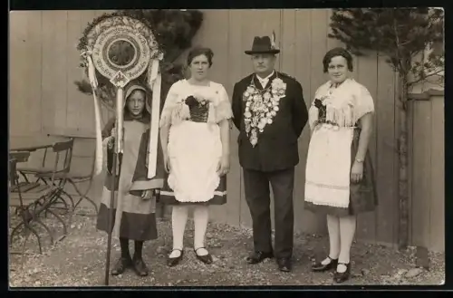 Foto-AK München, Kgl. priv. Feuerschützengesell, Schützenkönig mit Münchner Kindl