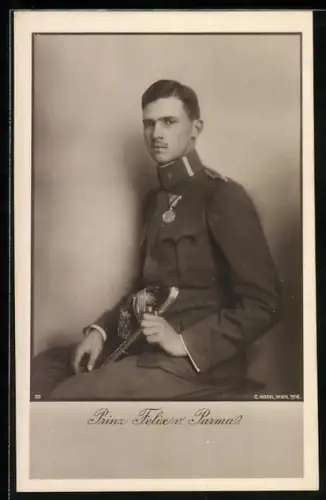 AK Prinz Felix von Parma mit seinem Säbel in Uniform