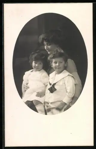 Foto-AK Prinzessin Georg von Griechenland mit ihren zwei Kindern
