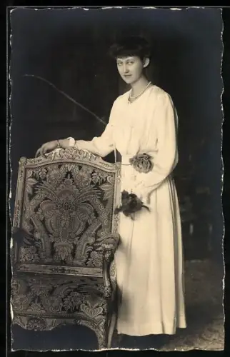 Foto-AK Grossherzogin Marie-Adelaide von Luxemburg an einem Stuhl