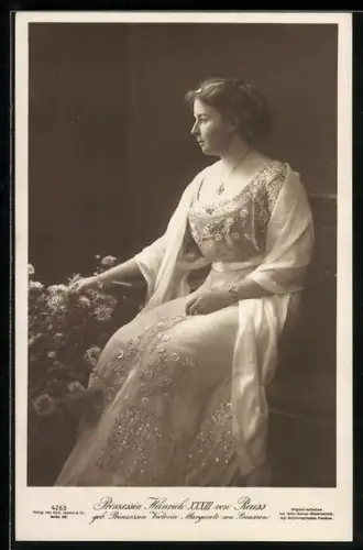 AK Prinzessin Heinrich XXXIII von Reuss im schön bestickten Kleid
