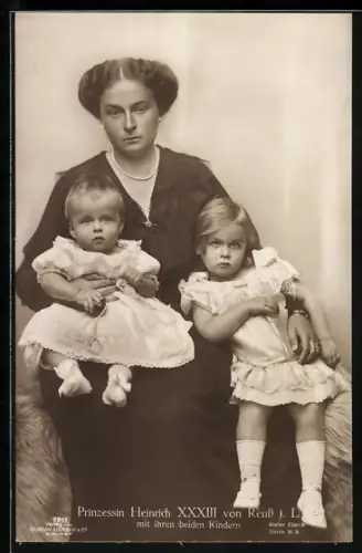 AK Prinzessin Heinrich XXXIII. von Reuss mit ihren Kindern