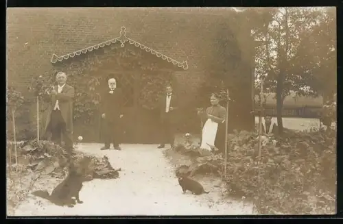 Foto-AK Hartwigswaldau /Sagan, Anwohner mit Hunden in einem Garten