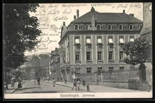 AK Kneuttlingen, Grossstrasse mit Passanten