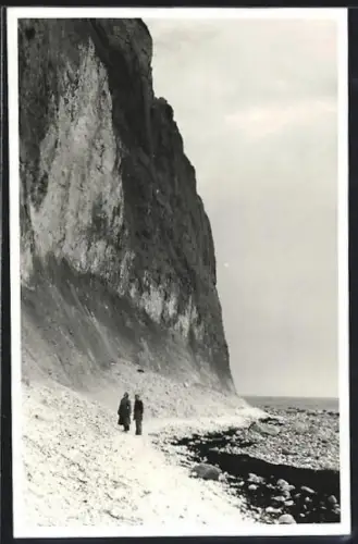 AK Kap Arkona /Rügen, Küste mit Wanderern und Klippe