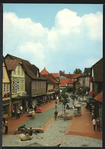 AK Soltau, Belebte Fussgängerzone mit Statue
