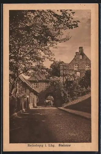 AK Ratzeburg /Lbg., Steintor mit Strassenpartie