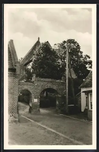 AK Altenkirchen / Rügen, Blick auf Torbogen und Kirche