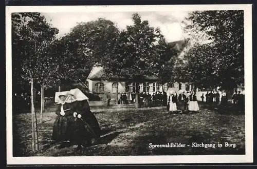 AK Burg /Spreewald, Kirchgang in Burg