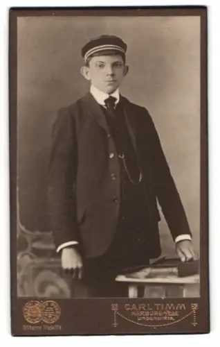 Fotografie Carl Timm, Harburg / Elbe, junger Student im dunklen Anzug